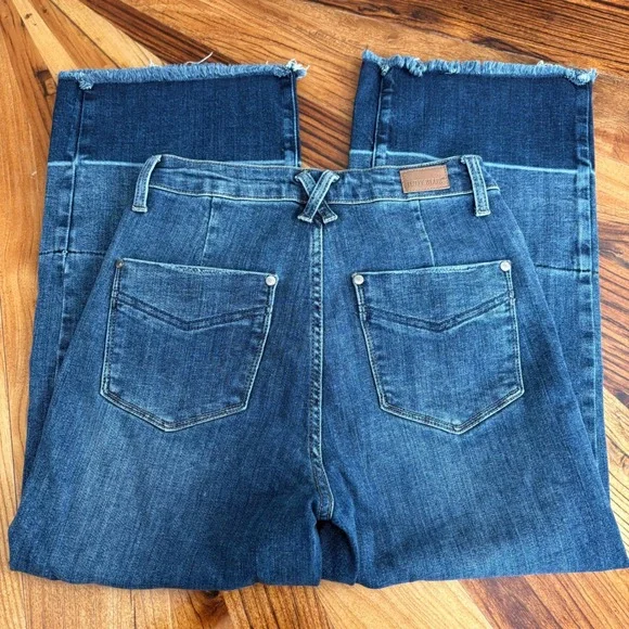 Judy Blue Women's Mid Wash Cropped Flare Jeans Distressed Frayed Hem Size 5 27 - Picture 3 of 6